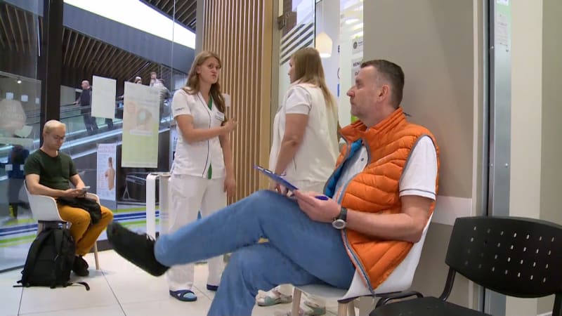 Vybrané lékárny začaly očkovat proti chřipce, zájem je velký. Lékaři projekt kritizují