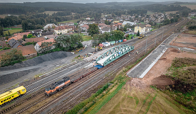 VIDEO: 170tunovou mostní konstrukci přesouvali po kolejích dva dny