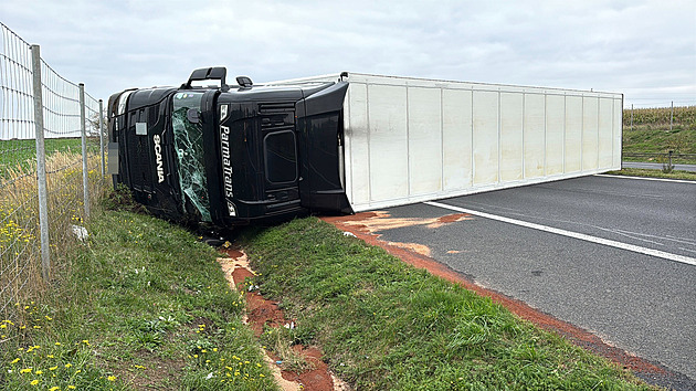 Na D8 u Ledčic se převrátil kamion. Dálnice je směrem na Německo uzavřená