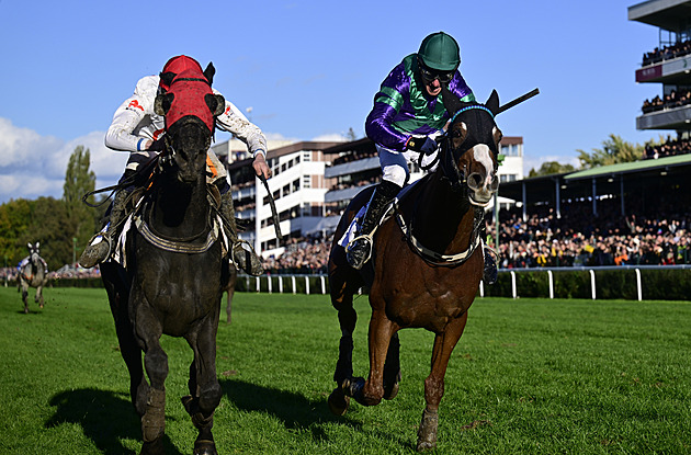 Velká pardubická ONLINE: Taxisův příkop nezvládli dva koně, vedení přebírá Cuwall