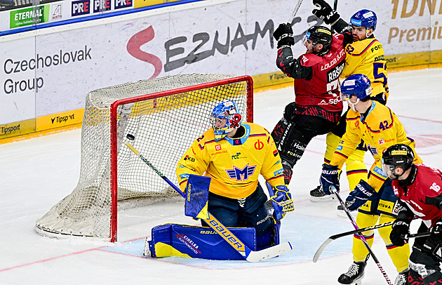 ONLINE: Sparta vede na Budějovicemi 3:1, Pardubice otevřely skóre v Hradci