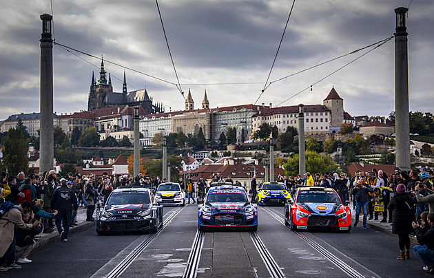I prezident sledoval rallyeové speciály v Praze. Jezdci se shodovali: Unikátní zážitek