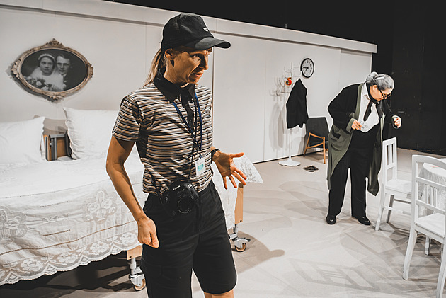 Premiéra v Horáckém divadle. Tragikomická detektivka je jako kyselé žížalky