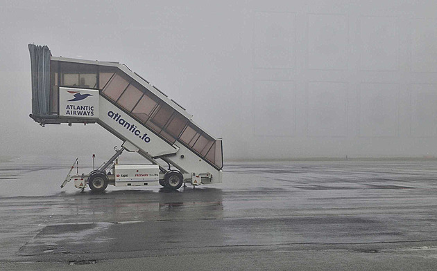 Fotbalisté stále trčí na Faerech, Nedvěd a spol. jednají na letišti. Co bude s Haškem?