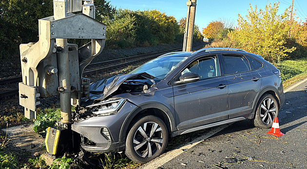 Hromadná nehoda zřejmě kvůli oslnění. Auto odmrštilo druhé na vlak, zranily se i děti