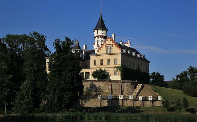 K zámku, sýpce a oranžerii v Raduni přibude zámecká stodola. Památkáři vybírají stavebníka