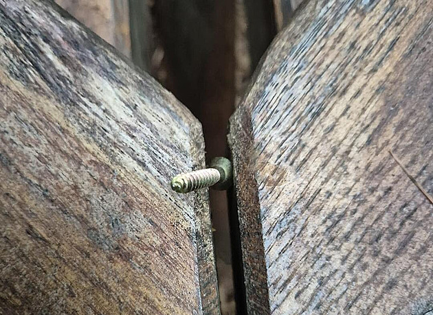 Šrouby a hřebíky trčící z atrakcí. Vandal udělal z dětského hřiště nebezpečné místo