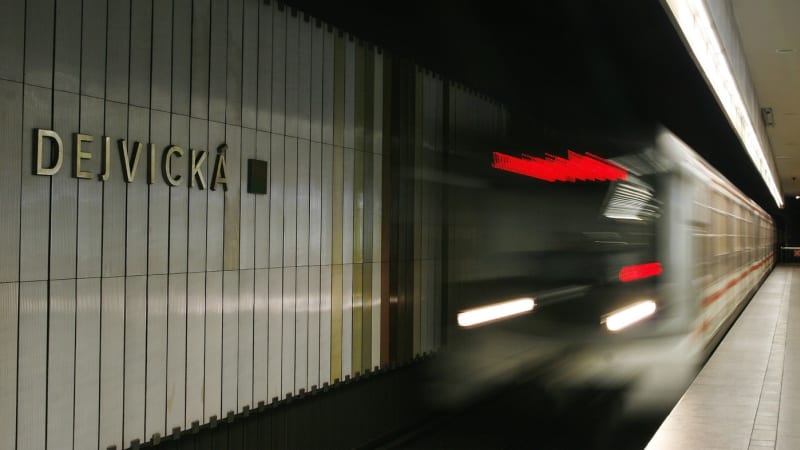 Chaos v pražském metru: Štěně zastavilo provoz na lince A. Jsme mu v tlapkách, ujistila policie