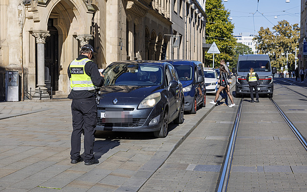 „Osoba blízká“ řidiči při jízdě na červenou nepomůže, hlídky budou v centru dál