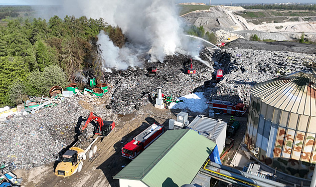 Policie odložila případ požáru skládky na Rakovnicku, příčinou je samovznícení