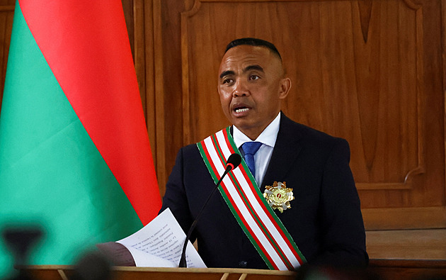 Madagaskar má nového prezidenta. Moci se ujal plukovník, jenž podpořil protesty
