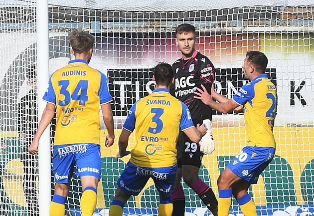 Po faux pas zase hrdinou. Trmal čapl penaltu, děkoval manželce a drží Teplice