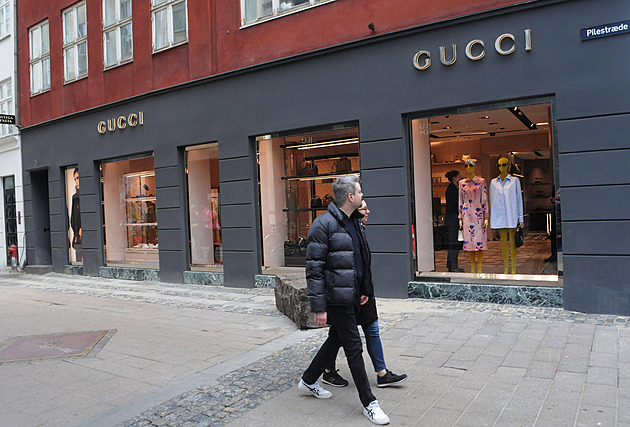 Gucci prodává svou kosmetickou divizi L’Oréalu. Za téměř sto miliard
