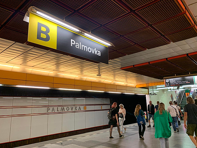 Na Palmovce skočila pod metro žena, část linky B stojí