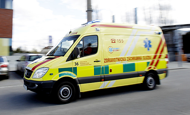 Postupně se v protisměru srazil s jedním, pak druhým autem. Zemřel na místě