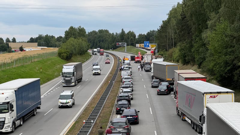 Fatální srážka kamionů na D2: Jeden člověk zemřel. Dálnice u Brna stojí