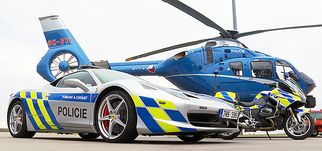Hodně drahý postrach pirátů silnic. Kolik stojí provoz policejní stíhačky Ferrari Italia