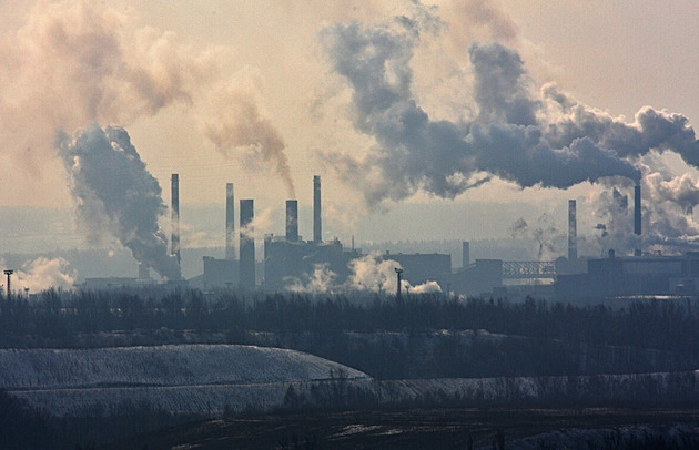 Největšími znečišťovateli jsou chemička a elektrárna. Firmy se hájí, že plní limity