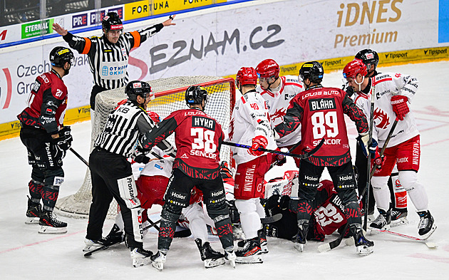 ONLINE: Třinecký gól na Spartě odvolán, Olomouc otáčí s Litvínovem, Hradec vyhrál