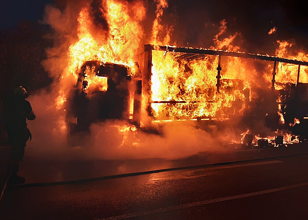 Kvůli závadě kamionu uzavřeli tunely na D8, řidiči musejí využít objížďky