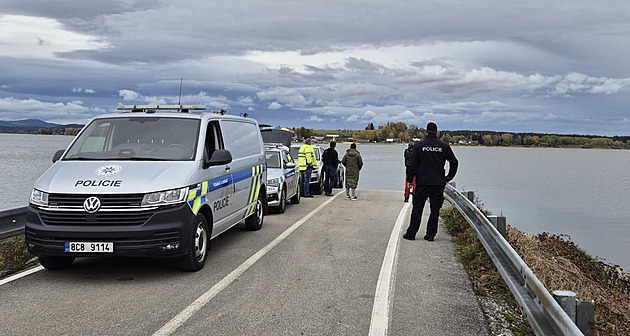 Z Lipna vytáhli auto s lidskými ostatky. Jde o rakouský vůz hledaný už 10 let