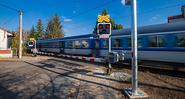 Mezi Lysou nad Labem a Milovicemi nejezdí vlaky, je tam poškozené trakční vedení