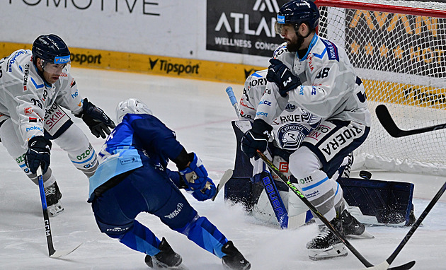 ONLINE: Třinec zvyšuje, vede i Kometa. Gól Sparty neplatí, poslední Litvínov ztrácí