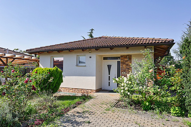 Zpěvačka si vytvořila oázu klidu. Odpočívá v dobře promyšleném bungalovu