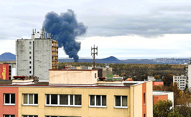 Na skládce u Litvínova opět hoří, požár štěpky likviduje dvanáct jednotek