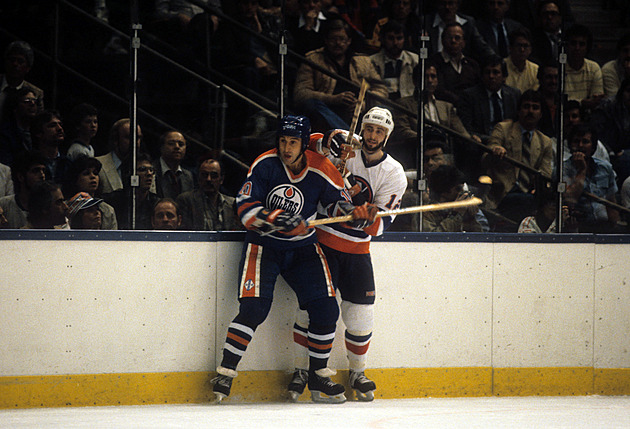 První Češi v NHL: Kluk ze vsi neměl vlastní brusle. Pak Pouzara velebil i Gretzky