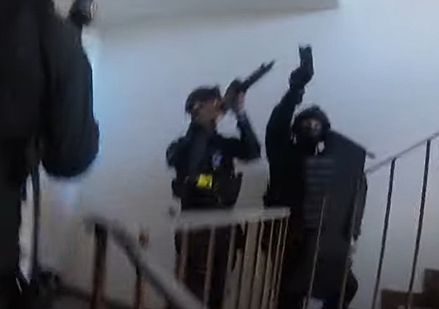 Zastřelím se, hrozil muž na sídlišti v Budějovicích. Policisté u něj našli samopal