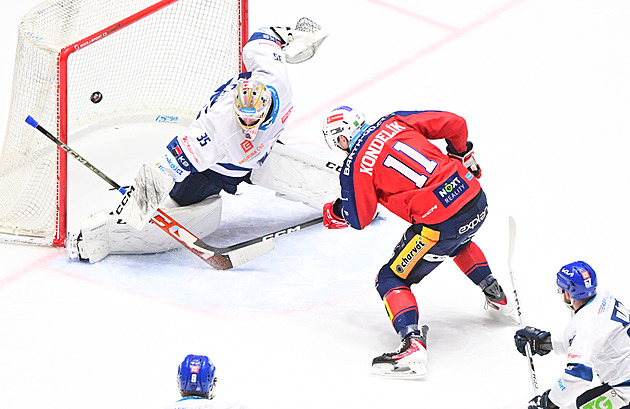 ONLINE: Pardubice drtí Kladno, Sparta vede v Olomouci. Třinec prohrává