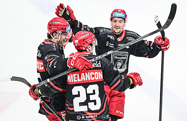 Třinecká jízda skončila v Hradci, Pardubice zničily Kladno, Plzeň zdolala Kometu