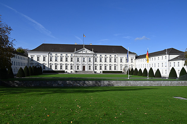Německý prezident se musí vystěhovat, zamíří k nádraží. Odvezou i misky na salát