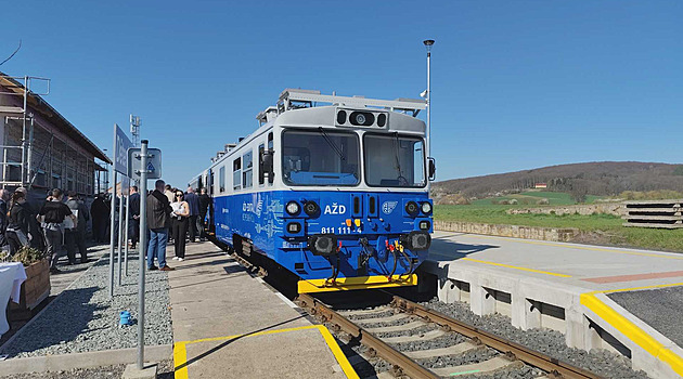 Autonomní vlak už najezdil 3 000 kilometrů, reaguje na zvířata i vůz na přejezdu