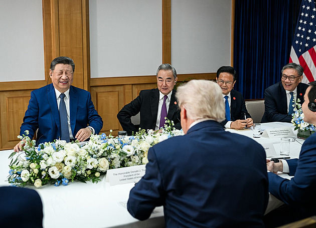 „Zkontrolujte zadní vrátka.“ Nezvykle uvolněný Si vtipkoval o špionáži v mobilu