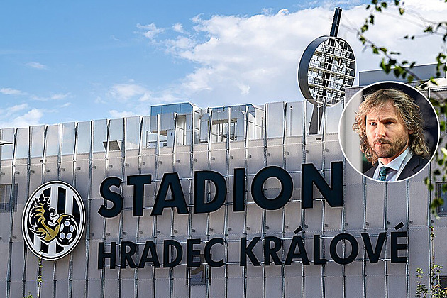 Zastupitelé Hradce schválili prodej fotbalového klubu skupině okolo Pavla Nedvěda