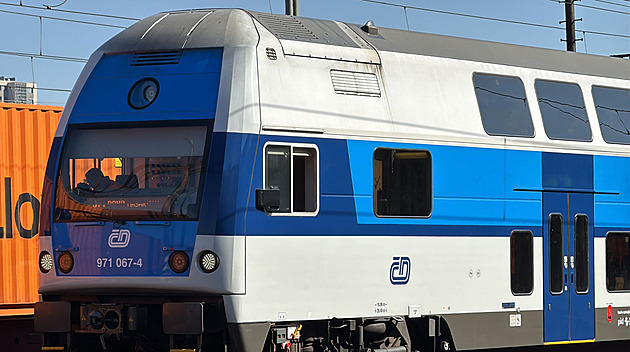 Na koridoru mezi Prahou a Kolínem srazil vlak člověka, provoz se zastavil