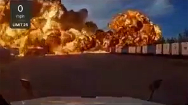VIDEO: Šlehající plameny a oblaka kouře. Děsivé záběry zachytily nehodu letounu