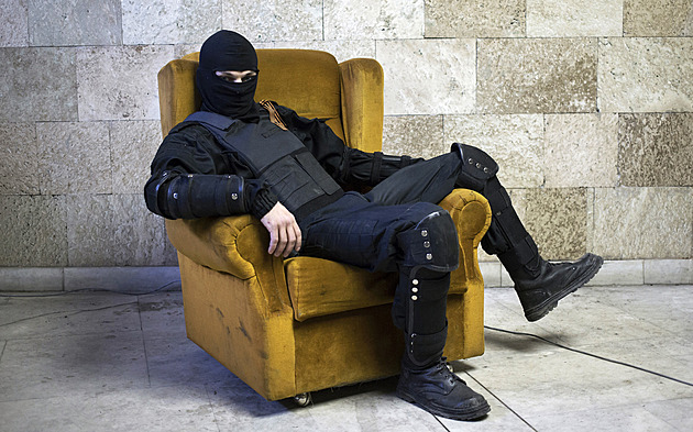 Natáhli kukly. Obsadili město. Zapózovali v křesle. A tak začala ta patálie v Donbasu