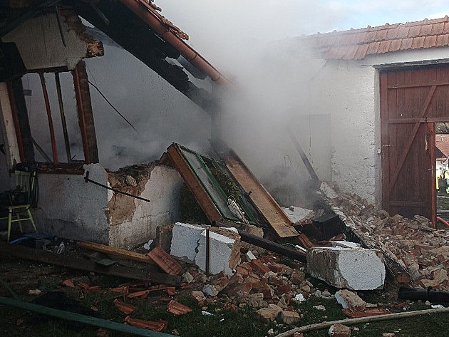 Oheň a trosky na dvoře po výbuchu plynové lahve. Hasiči ukázali video
