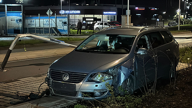 Driftoval a pak ujížděl strážníkům. Zastavil se až o stožár veřejného osvětlení