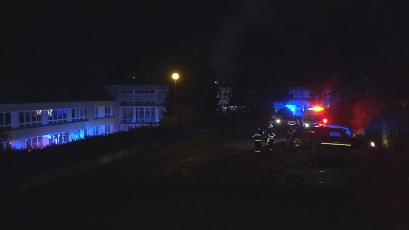 Ve Zlíně hoří škola, platí třetí stupeň poplachu. Ze střechy šlehají plameny, ukazuje video