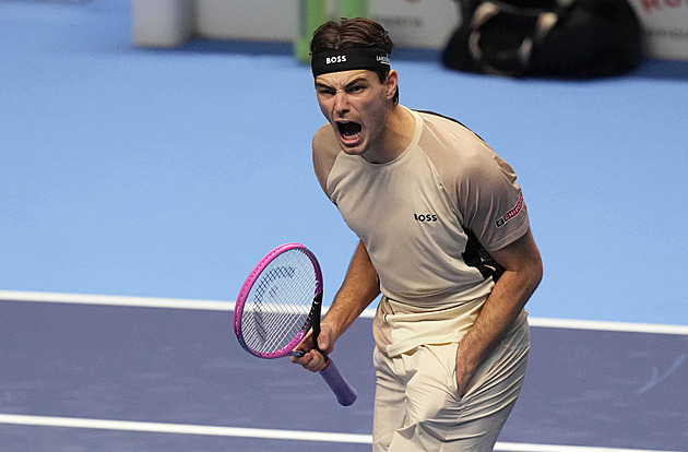 Sinner na úvod Turnaje mistrů porazil Augera-Aliassimea. Vyhrál také Fritz