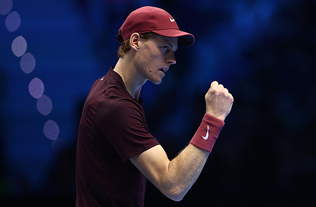 Sinner na úvod Turnaje mistrů porazil Augera-Aliassimea. Vyhrál také Fritz