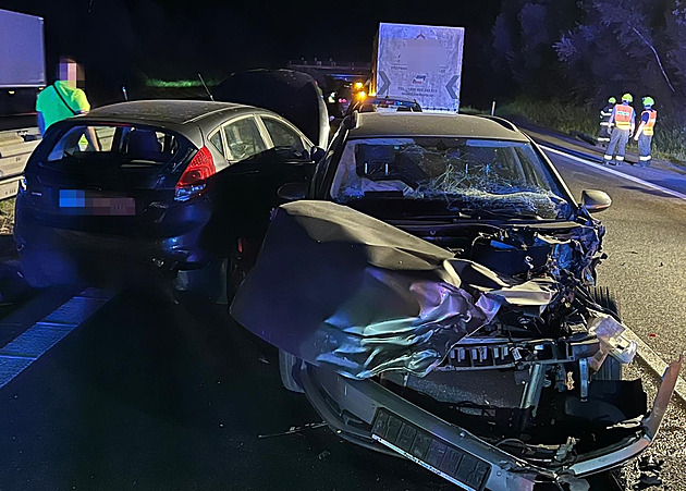 Tři nehody v mlze, řidiči nedobrzdili. Jeden zemřel, další jsou zranění. Bouraly auta i náklaďáky