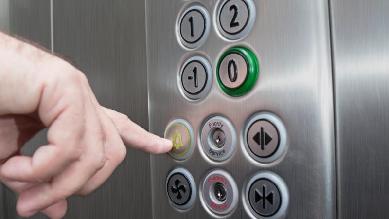 Senior vlákal dívku do výtahu a do ruky jí vložil penis. Policie ho obratem zadržela