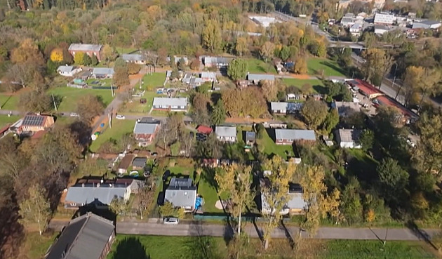 V Bedřišce začala demolice finských domků. Nehoráznost, zlobí se lidé z kolonie