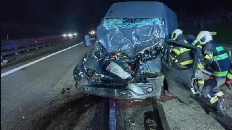 Těžká srážka nákladních aut na dálnici D3 u Českých Budějovic. Na místě zasahuje vrtulník