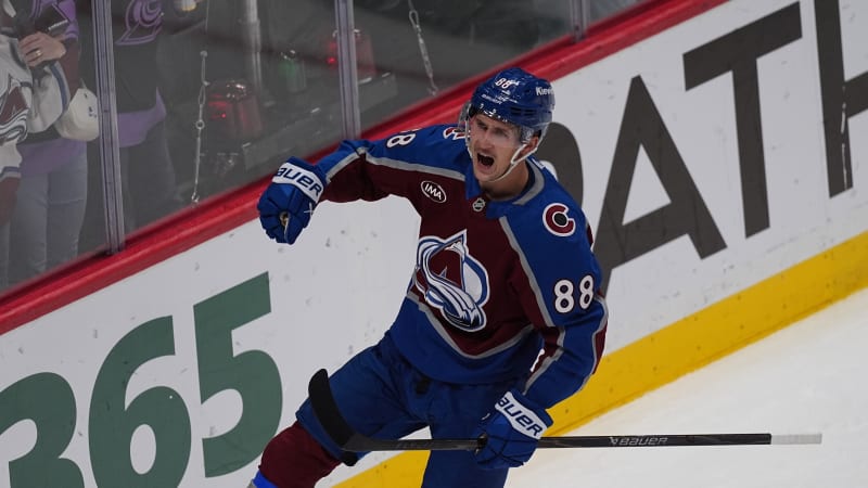  Hronek dvakrát asistoval u výhry Canucks. Nečas je druhým nejlepším střelcem NHL